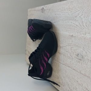 RUNNING SHOES..MAGENTA AND BLACK. SIZE 7.5